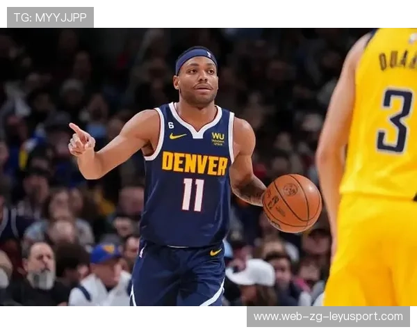 NBA后卫绕过人群抛投命中：精彩瞬间点燃全场激情